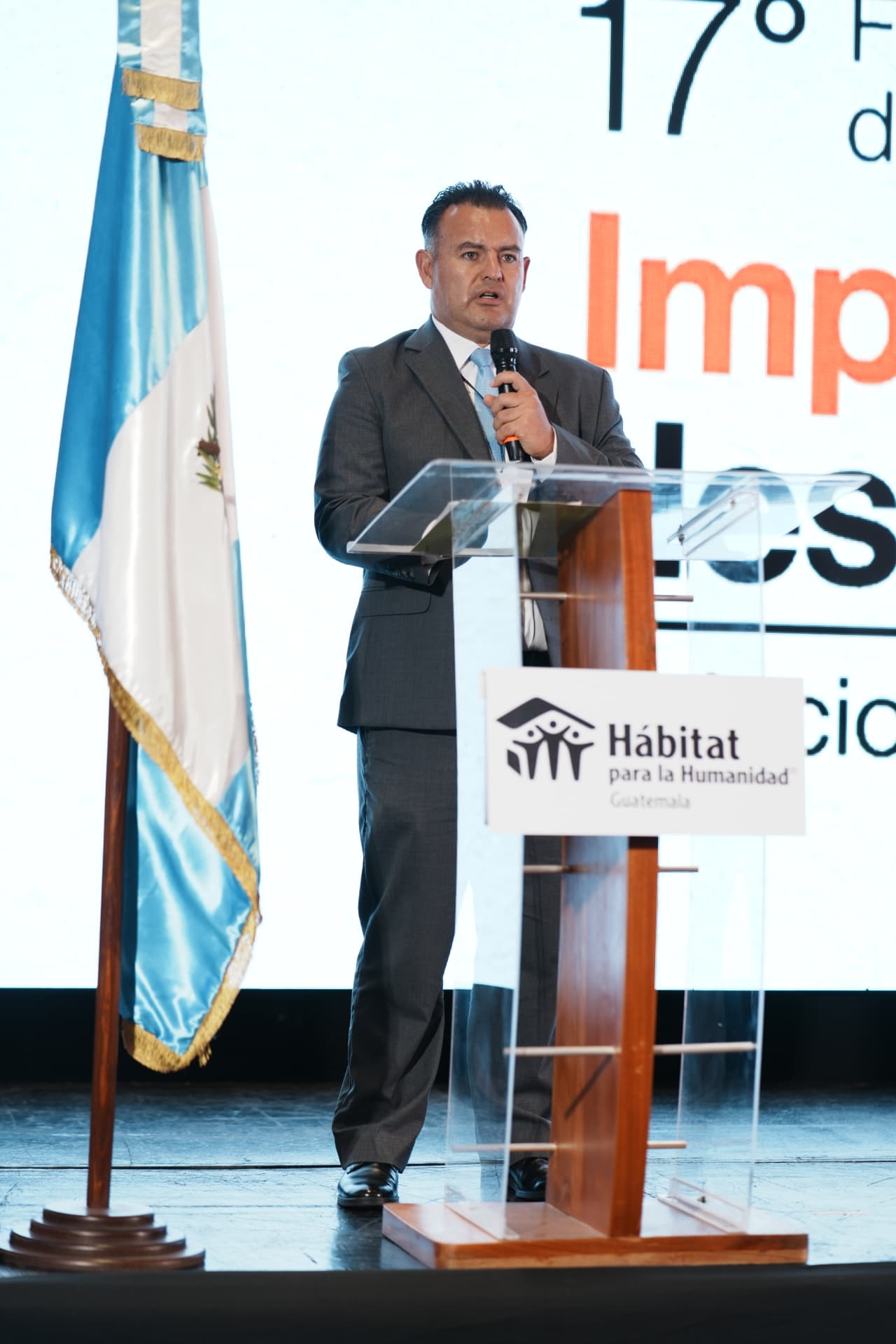Discurso inaugural en el podio del foro
