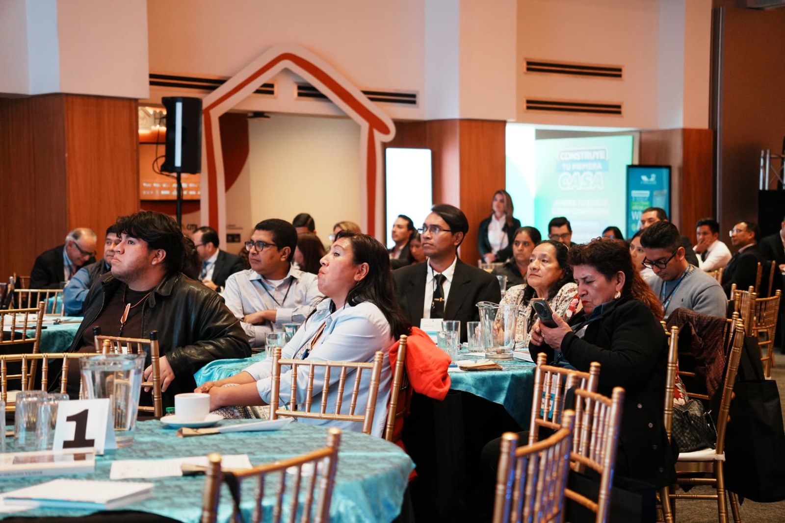 Participantes del foro escuchando una ponencia